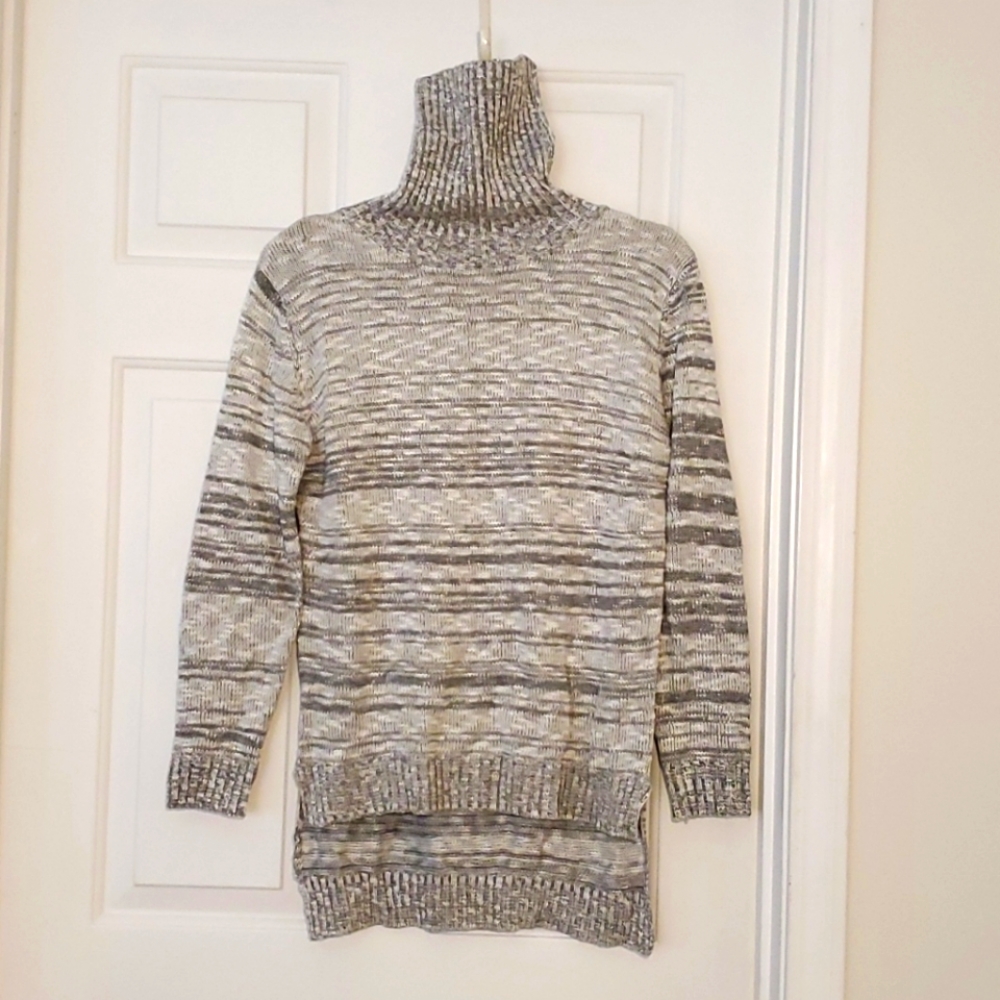 Never worn.Front 24"long. Back 30"long.